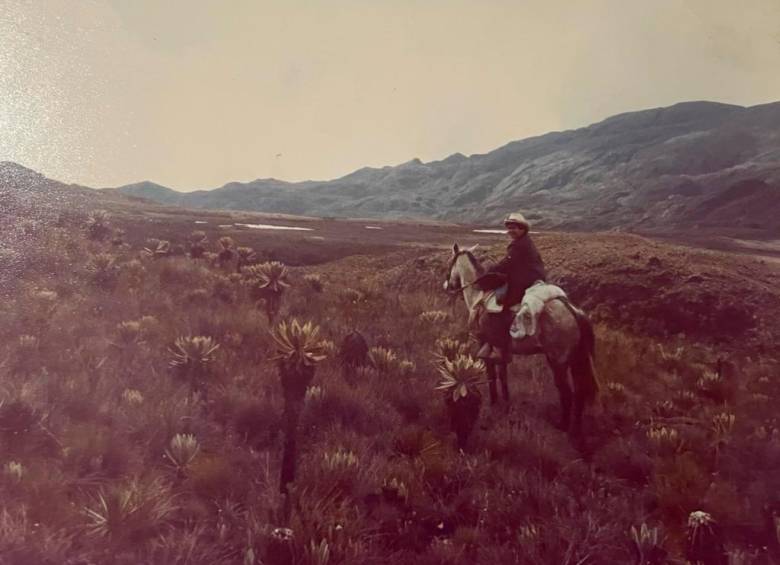 Foto familiar de Matilde sobre un caballo en el páramo, lugar que ha protegido desde hace más de 60 años. 