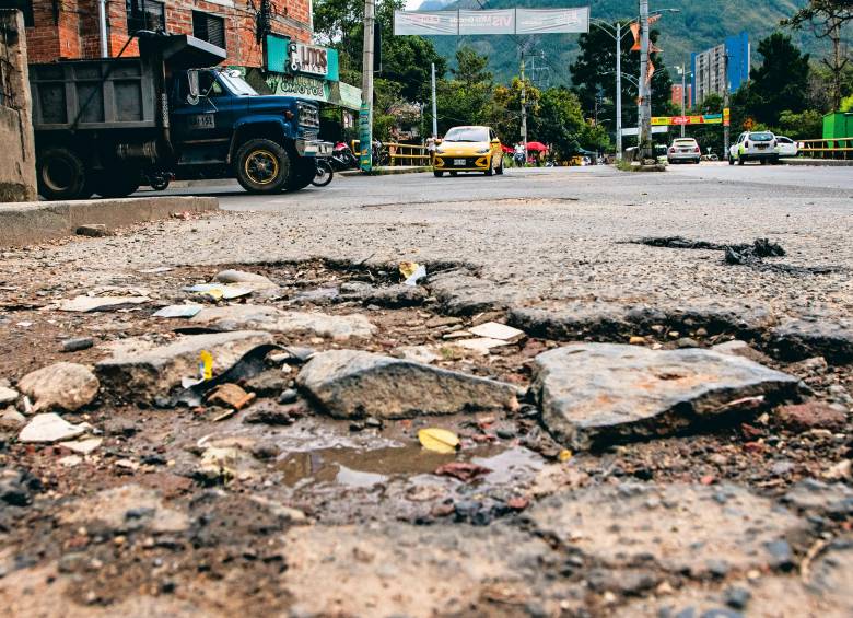 Este hueco, ubicado en el sector de Villas de Comfenalco, lleva más de dos años sin ser reparado. Carros y motos deben esquivarlo o pasar sobre él. Son tres los que hay en la zona. FOTOS: Julio César Herrera