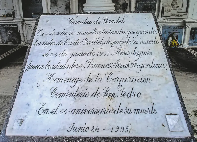 El cenotafio que recuerda la tumba de Gardel en el San Pedro. FOTO: Julio César Herrera 