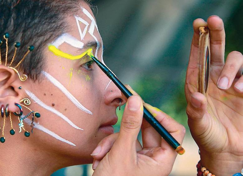 Los miembros de Kipará realizan su “metamorfosis” con maquillajes abstractos. FOTO: Manuel Saldarriaga.