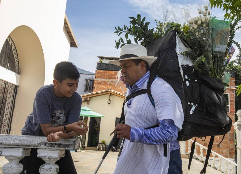 Emmanuel Niz es la otra mano derecha de Jorge, el adolescente no solo le ayuda con sus emprendimientos sino que también se encarga de manejar sus redes sociales. Foto: Esneyder Gutiérrez