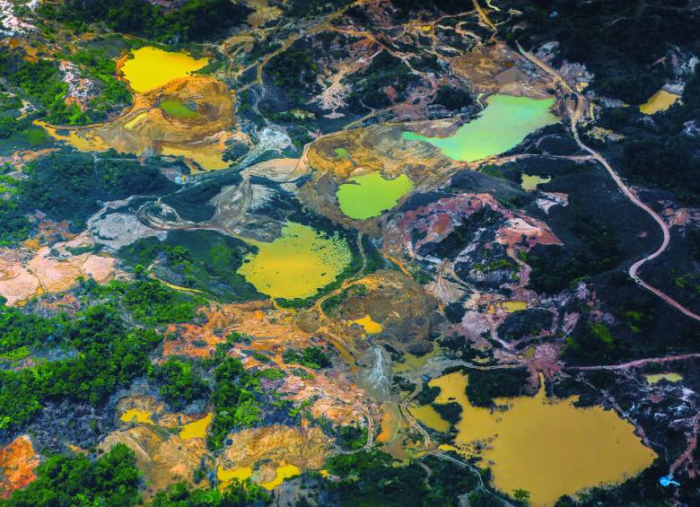 MinDefensa anunció investigaciones por la explotación al lado del batallón. FOTO Manuel Saldarriaga.