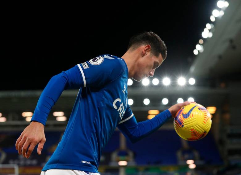 En la imagen aparece James Rodríguez durante su regreso con el Everton ante el West Ham United después de casi un mes de ausencia. Su equipo perdió y su desempeño no fue bueno. FOTO efe
