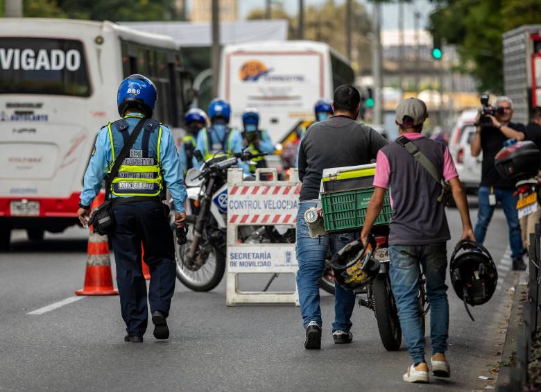 Los agentes de la Secretaría de Movilidad de Medellín continúan con los operativos para controlar a los infractores de la medida. FOTO: CAMILO SUÁREZ
