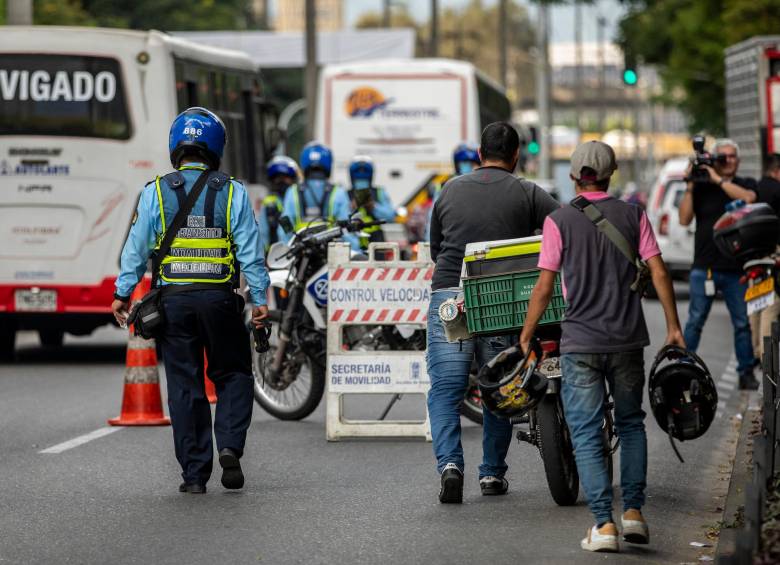 Los agentes de la Secretaría de Movilidad de Medellín hacen controles en puntos estratégicos para garantizar que se cumpla con la medida. FOTO: CAMILO SUÁREZ