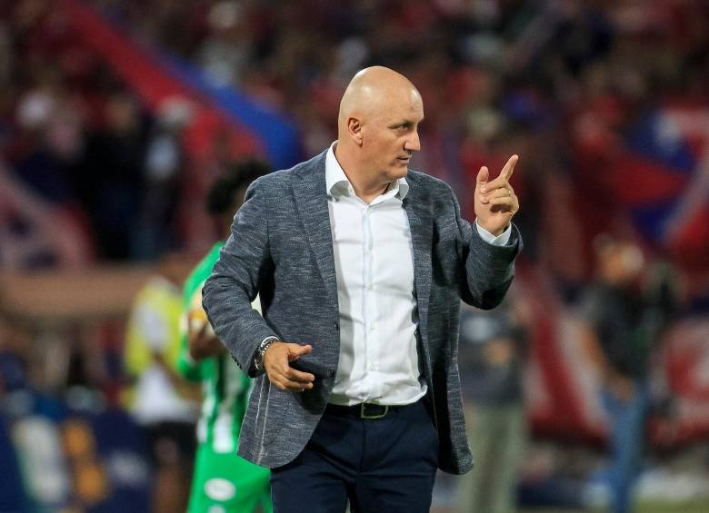 El técnico de Nacional, Pablo Repetto, reconoció que tiene mucho trabajo por delante para mejorar el presente del equipo verde. FOTO CAMILO SUÁREZ