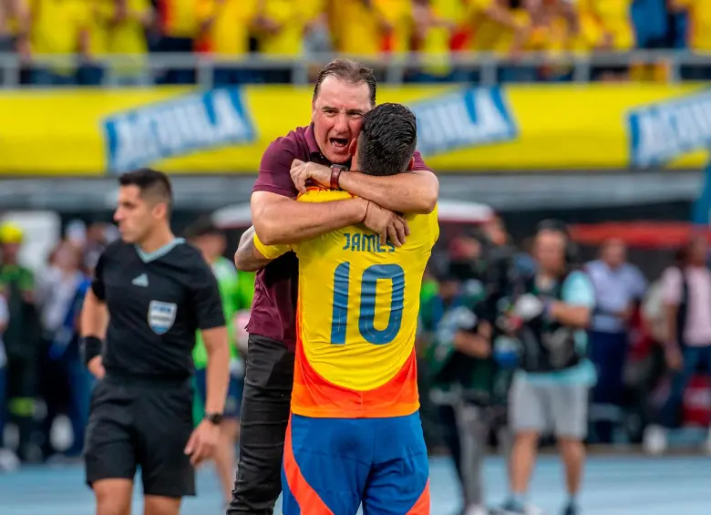 Colombia jugará amistosos ante Croacia, Francia y Jordania antes de su debut en la Copa del Mundo. En la imagen, James con Néstor Lorenzo. FOTO: JUAN ANTONIO SÁNCHEZ