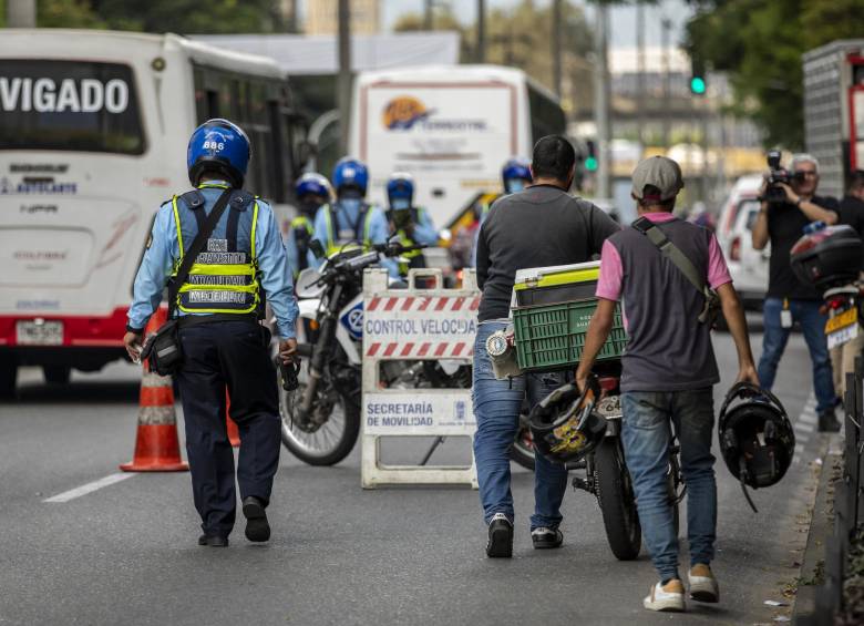 Agentes de tránsito en operativos de pico y placa en la ciudad de Medellín. Foto: Camilo Suárez Echeverry