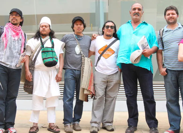 Salvo Basile, de azul, en una de las primeras ediciones del Festival de Cine y Video de la Comuna 13. FOTO Archivo EL COLOMBIANO