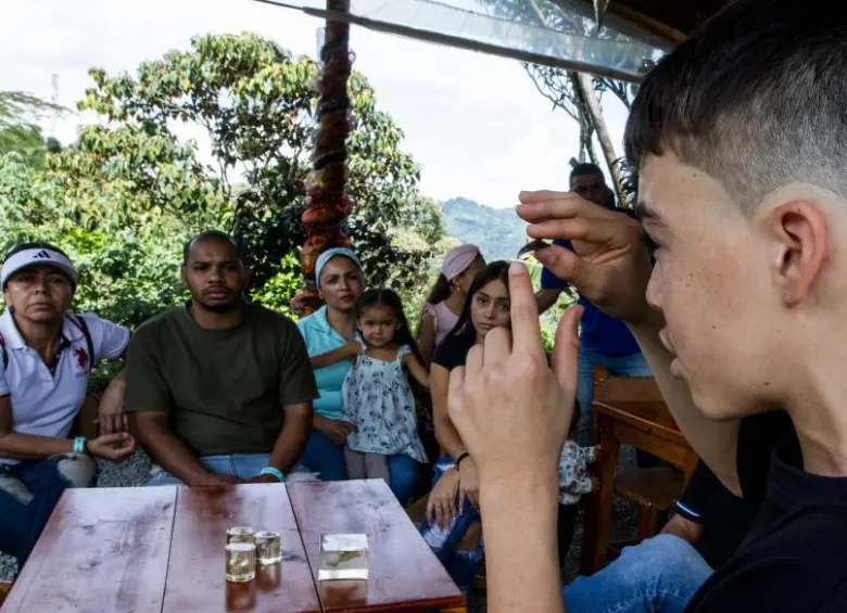 Brahian, enseñándole sus “tesoros” a algunos de los visitantes de La Ceja. FOTO: Julio Herrera