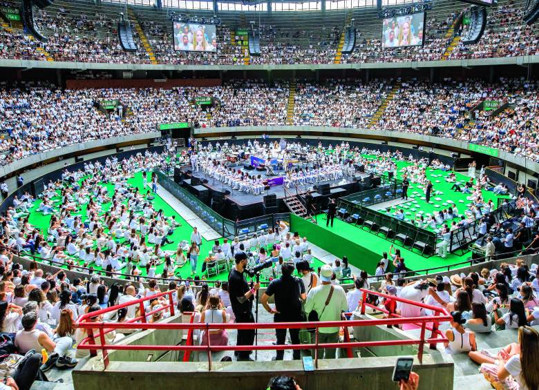 Descripción: Gran encuentro de meditación en El Centro de eventos La Macarena de 13.000 personas. Lugar: Medellín. Fecha de evento: 30/11/2025. Foto: Andrés Camilo Suárez Echeverry.