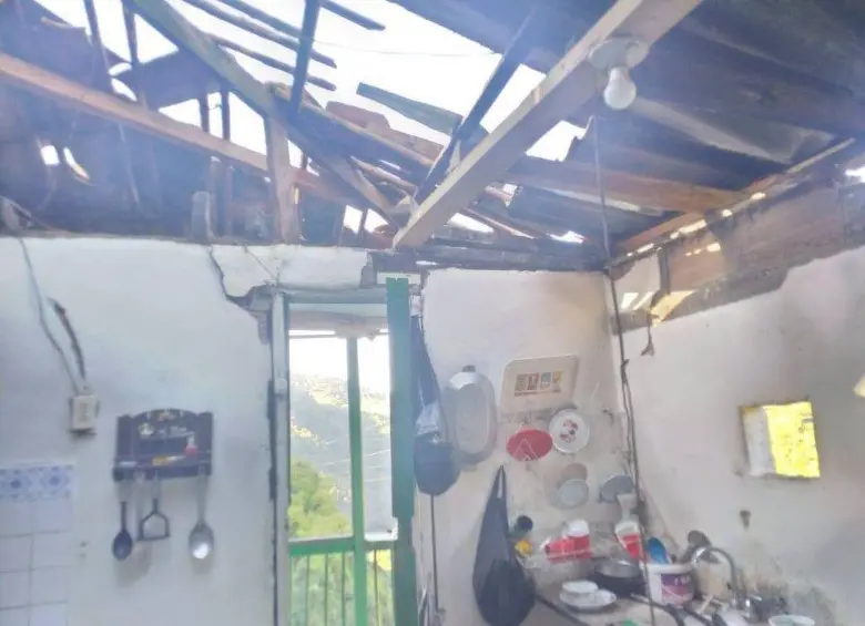 Así quedó la cocina de una vivienda en el corregimiento de Santa Inés, Andes, luego del temblor de este lunes 10 de agosto. FOTO: Cortesía