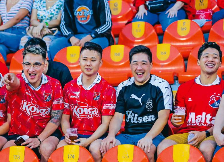 El fútbol en Medellín se volvió cosmopolita: los partidos en el Atanasio se llenaron de extranjeros