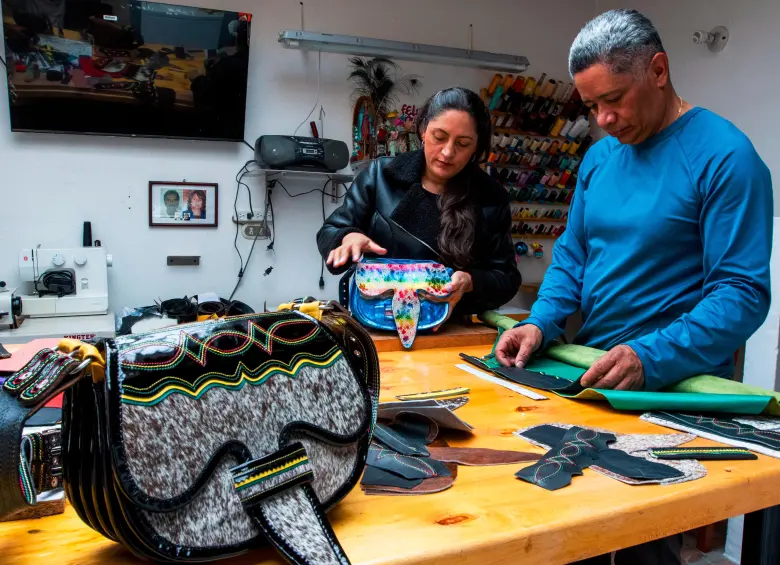 Así se arma este legendario carriel sampedreño que se encontraba en el olvido, aunque con el toque tradicional de una familia de Jericó. FOTO JULIO CÉSAR HERRERA