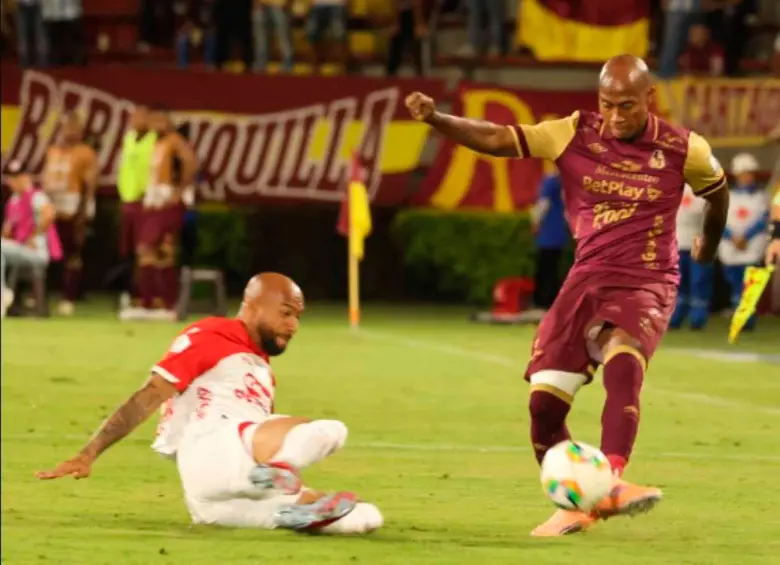 La victoria de Deportes Tolima 1-0 ante Santa Fe dejó a los dirigidos por Lucas González como líderes solitarios del cuadrangular B a falta de dos fechas para la final. FOTO TOMADA X @cdtolima