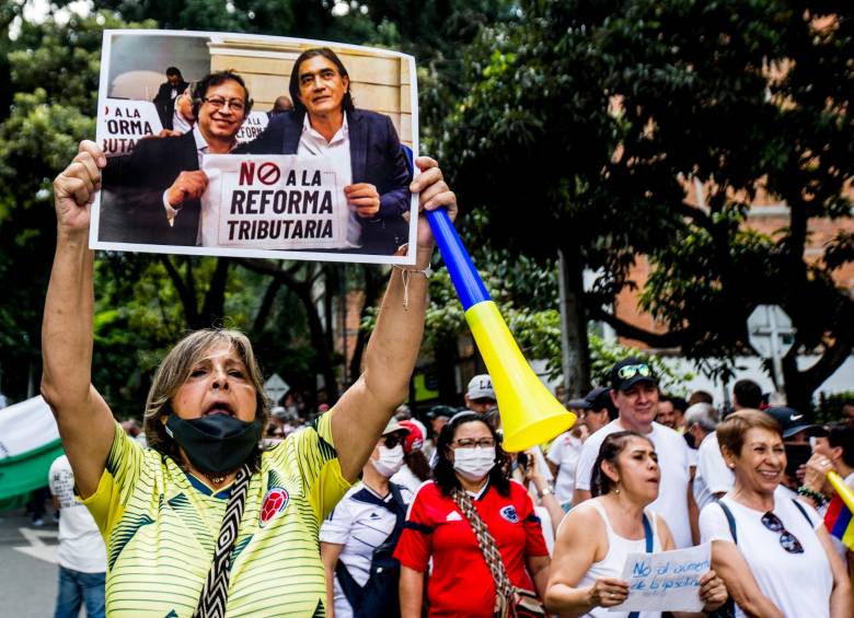 Aunque las personas de la tercera edad fueron las que más resaltaron en los cerca de 1,7 kilómetros de recorrido, en la marcha se vio gente de todas las edades, incluso grupos de niños que conformaban una banda marcial. FOTO JULIO CÉSAR HERRERA