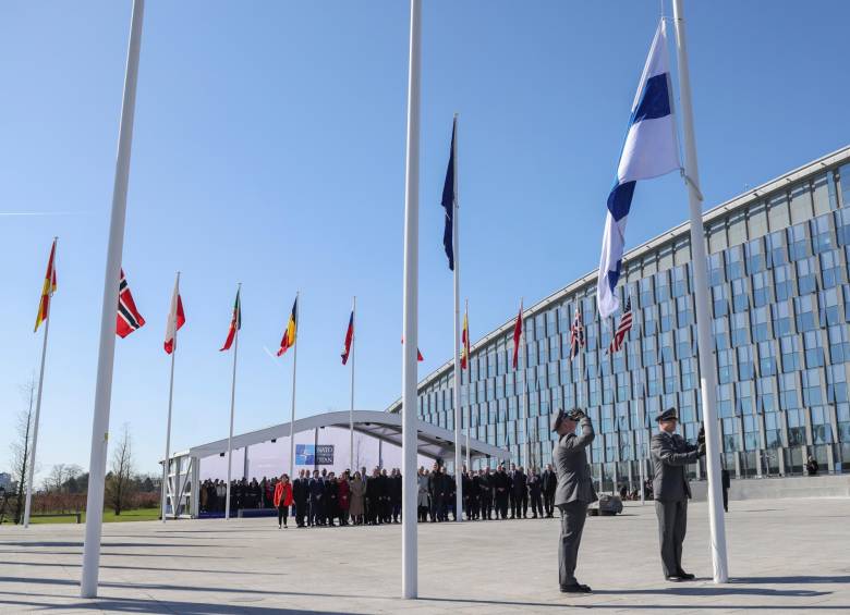 $!El izado de la bandera de Finlandia junto a las de los otros 30 aliados cerró la ceremonia de bienvenida a ese país a la OTAN. FOTO: EFE