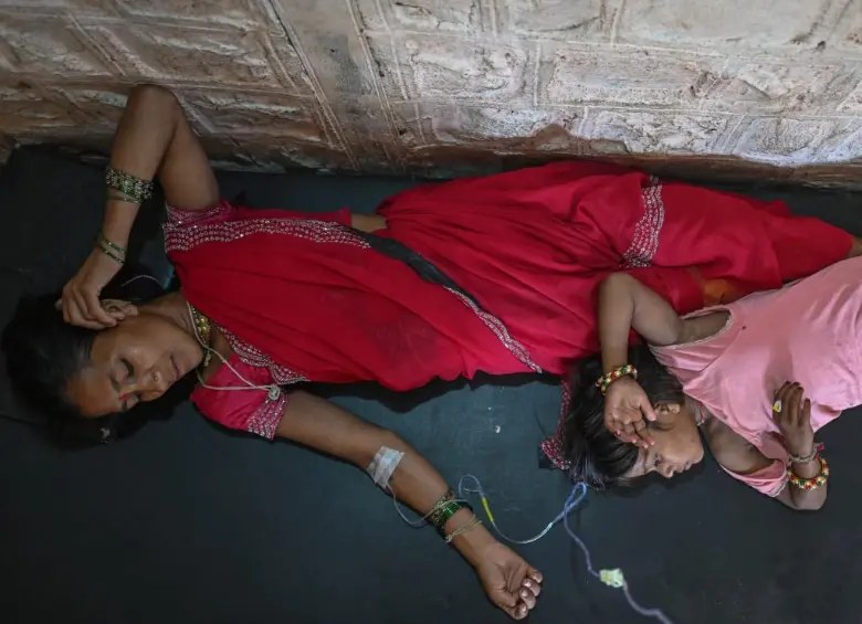 Una mujer recibe tratamiento intravenoso después de sufrir una gastroenteritis y deshidratación por beber agua contaminada durante la ola de calor de finales de mayo en la India. Foto: Ritesh Shukla / Getty Images via AFP