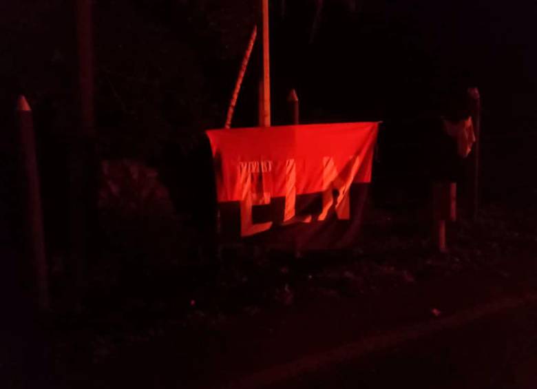 Esta bandera fue dejada por los guerrilleros del Eln al lado de los vehículos incinerados. FOTO: Cortesía