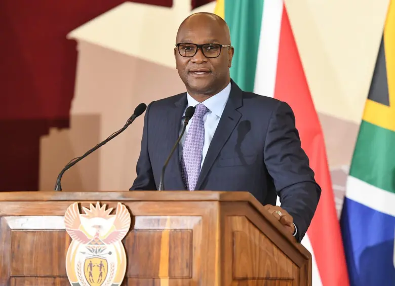 El embajador de Sudáfrica en Francia, Nkosinathi Emmanuel Mthethwa, en un discurso. FOTO: Tomada de X @PresidenciaZA
