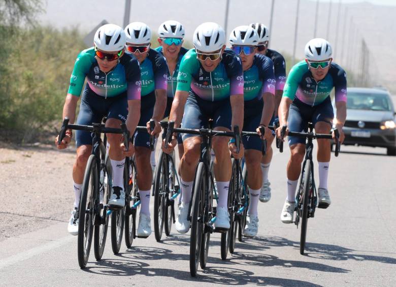 Este es el poderoso Team Medellín que afrontará la Vuelta. A la izquierda, López, que competirá por primera vez en el giro colombiano. Su temporada actual ha sido brillante. FOTO CORTESÍA DIEGO GIRALDO-TEAM MEDELLÍN