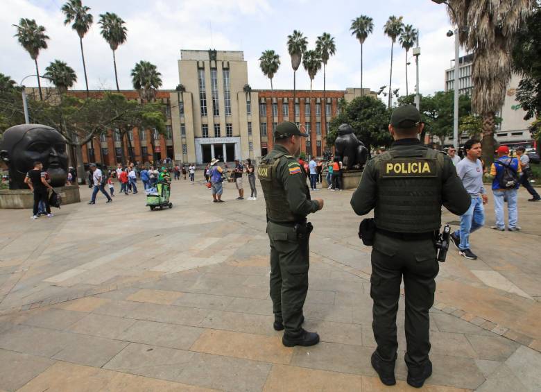 Con policías y personal de Emvarias y Espacio Público mejora el panorama en la Plaza Botero. FOTO esneyder guitiérrez
