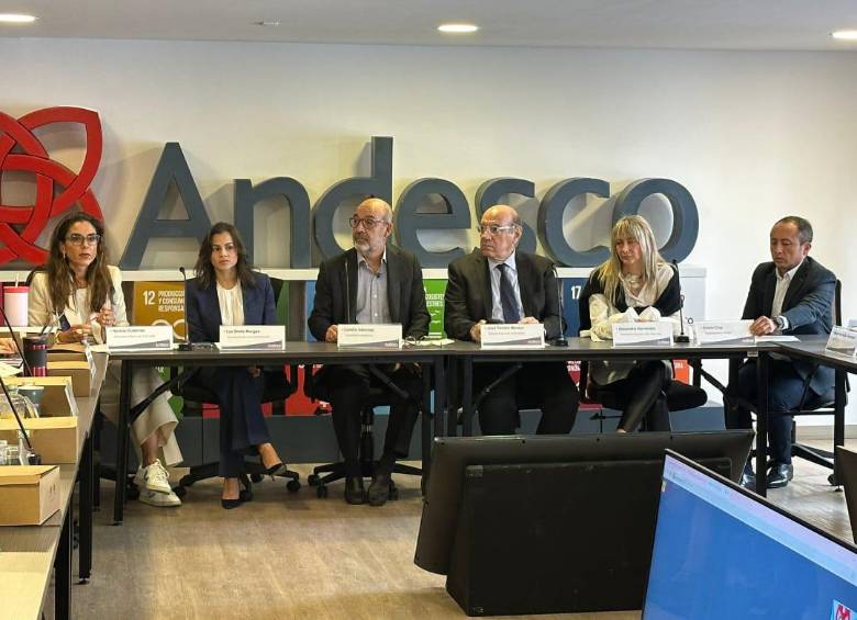 De izquierda a derecha los presidentes: Natalia Gutierrez, Acolgen; Luz Stella Murgas, Naturgas; Camilo Sánchez, Andesco, José Camilo Manzur; Asocodis, Alexandra Hernández, Ser Colombia; y Edwin Cruz, vicepresidente de Andeg. 