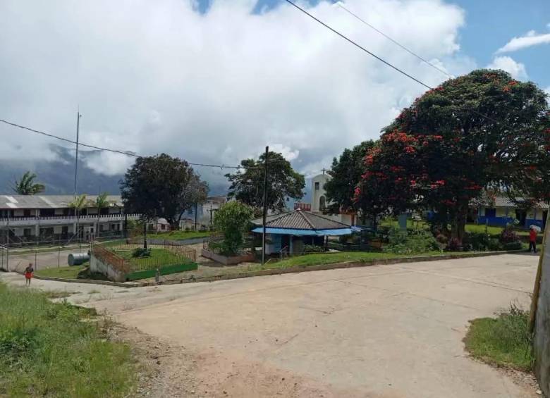 Este es el parque del corregimiento Las Auras, municipio de Briceño, donde ocurrió el ataque con los drones por parte de miembros de las disidencias de las Farc. FOTO: CORTESÍA