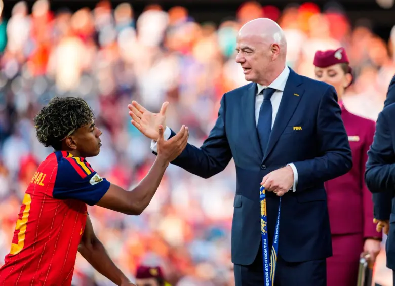Gianni Infantino, presidente de la FIFA, premiando a Yamal, figura de España. FOTO GETTY 