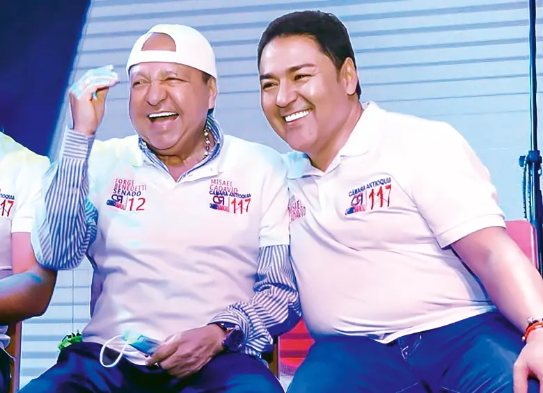 Cadavid (der) hizo campaña política con William Ortega (centro). También ha tenido un vínculo estrecho con Luis Pérez, quien lo nombro funcionario cuando fue gobernador. FOTO: redes sociales