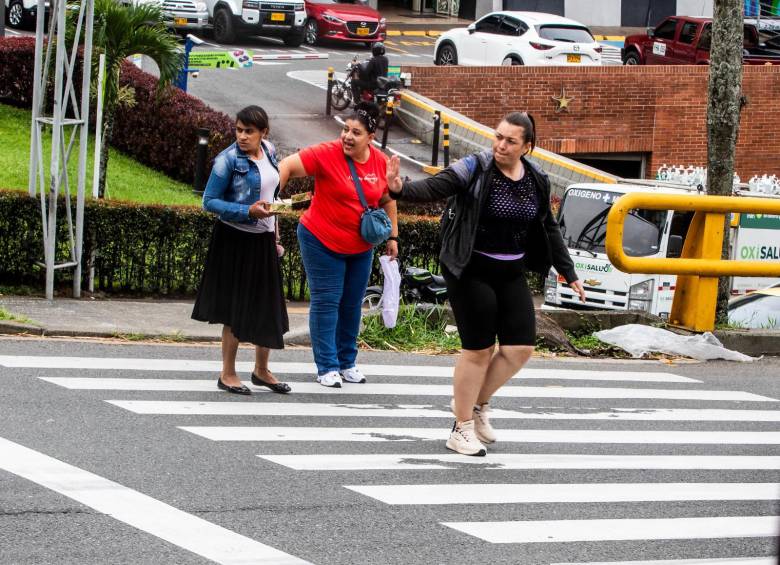 Los peatones hasta tienen que poner la mano para poder cruzar de un lado al otro. FOTO Julio César Herrera. 