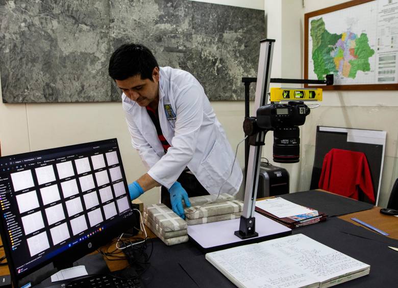 En el archivo se conservan más de 2.000 metros lineales de documentos. Su distancia equivaldría a once veces y media la altura del edifico Coltejer. FOTO JUlio César Herrera