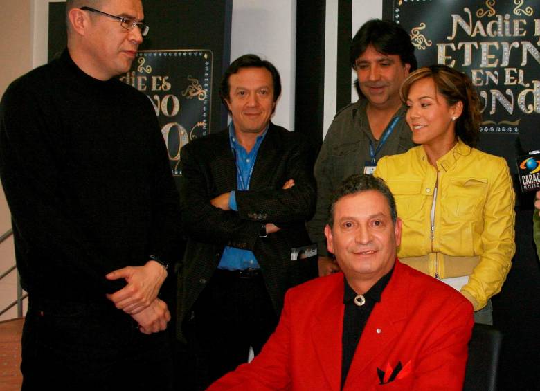 Adriana Bottina, de amarillo y Darío Gómez en el lanzamiento de la novela Nadie es eterno en el mundo. FOTO Colprensa