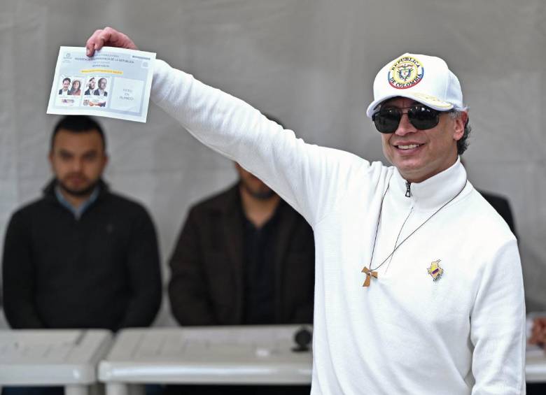 El presidente Gustavo Petro mostró su voto nuevamente. FOTO: AFP.