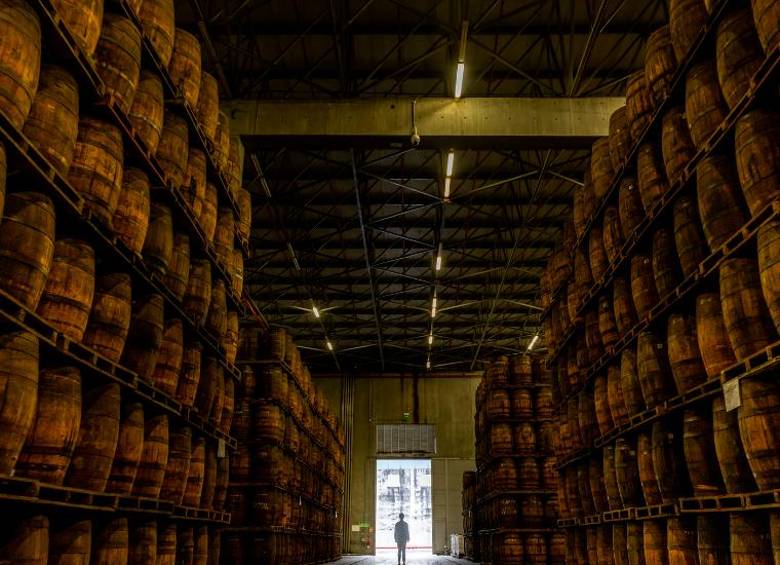 Más de 140.000 barricas reposan en silencio mientras inicia un proceso que toma años de maestría.