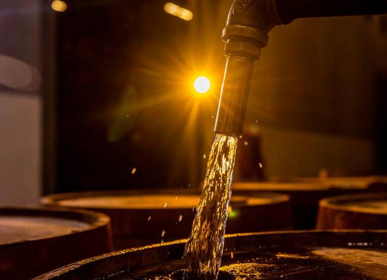 El alcohol, o tafia como se le conoce, llega transparente a las barricas. A partir de ese momento, el tiempo empieza a dejar huella.