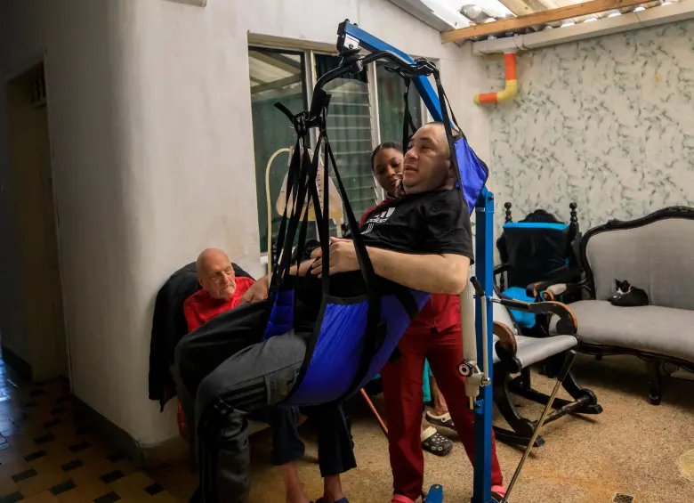 La grúa, cuyo costo fue de $5 millones, pudo adquirirse gracias a una recolecta que hizo la Fundación Un Viejo Favor. FOTO Camilo Suárez