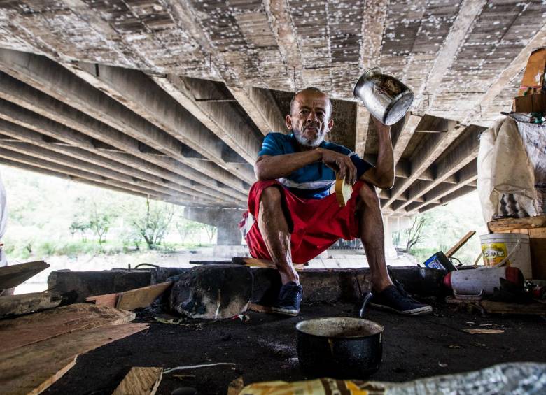 Retrato habitante de calle debajo de puente. Foto: Julio Herrera 
