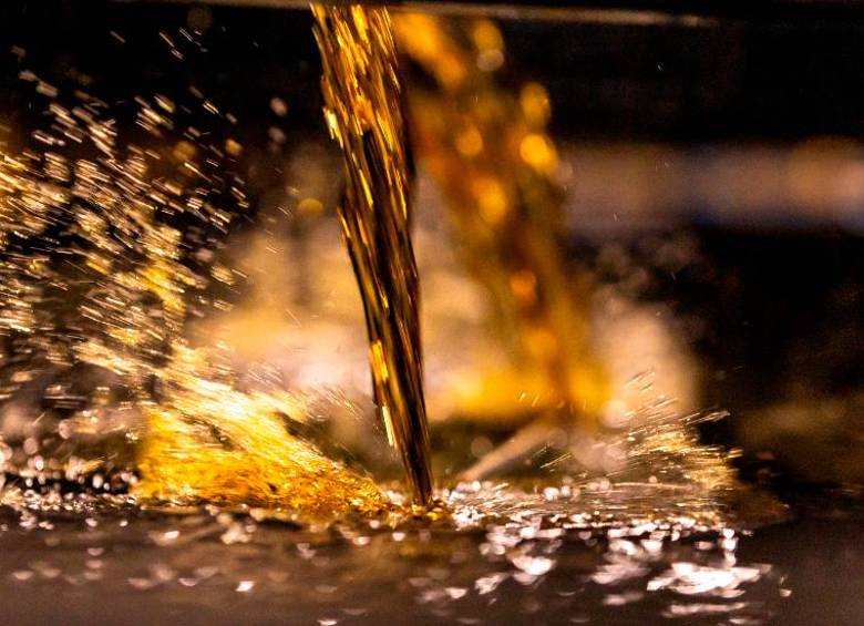 El color evoluciona de transparente a ámbar y ocre profundo, lo que evidencia el tiempo en barrica.