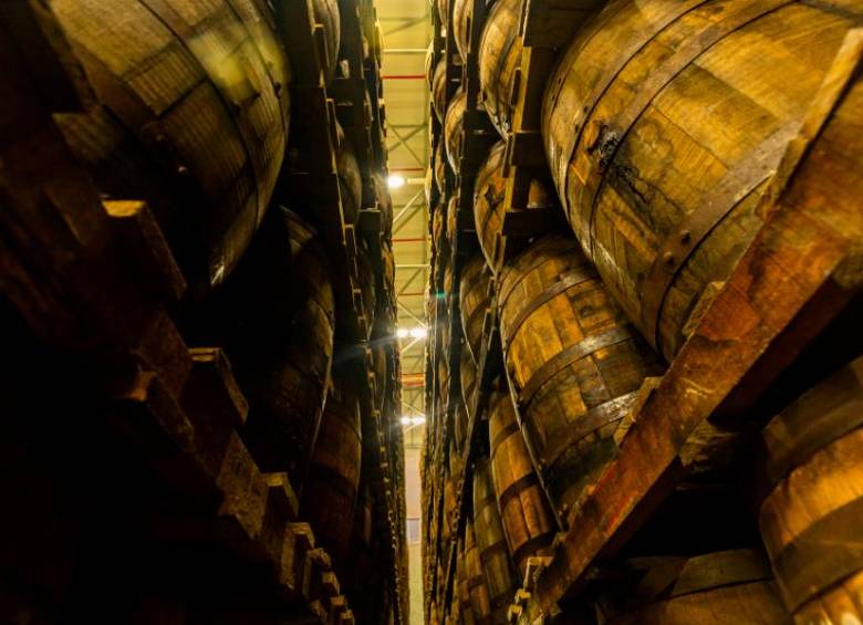 Las variaciones de temperatura dilatan y contraen la madera, facilitando el intercambio entre el alcohol y el barril.