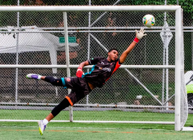 Camilo Blandón, en toda su dimensión. Este martes entrenó en la cancha de Belén Las Playas de Medellín, previo al viaje a la Selección Colombia. FOTO JULIO CÉSAR HERRERA