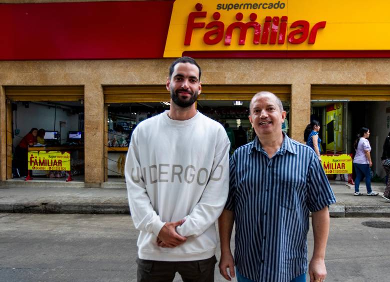 Supermercado Familiar empezó con seis empleados, alguno de ellos como Rubén todavía están en la empresa. FOTO Julio César Herrera