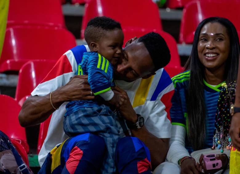 Yerry Mina en una de sus facetas más tiernas: la de ser papá.