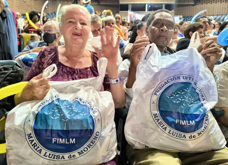 Familias recibiendo los mercados que donó la Fundación Internacional María Luisa de Moreno. FOTO Cortesía FIMLM.