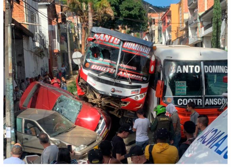Varios vehículos resultaron afectados por la colisión. No hubo peatones lesionados. Foto: Cortesía Denuncias Antioquia.