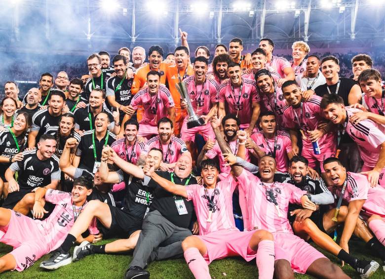 Lionel Messi celebra junto a sus compañeros del Inter Miami la conquista de la Campeones Cup, tras vencer 2-0 a Cruz Azul. FOTO X: INTER MIAMI