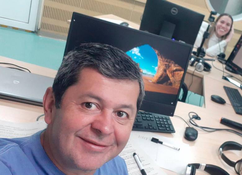 Luis Enrique Rodríguez en la cabina de Caracol Radio. FOTO: Tomada de X (antes Twitter) @ProfeLRodriguez