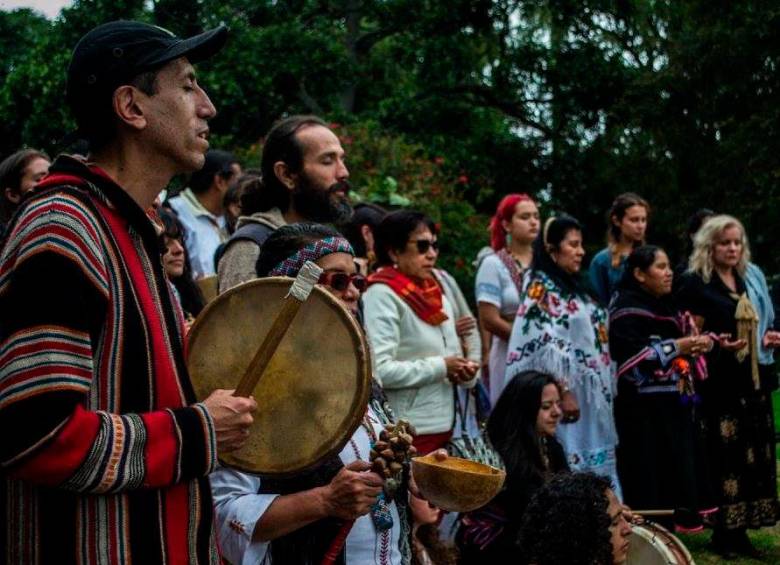 Con rituales y canciones, los miembros de Cantoalagua celebra el día mundial del Agua. Foto: Colprensa.