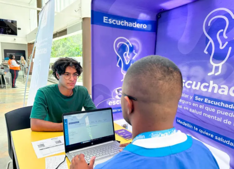 La Alcaldía de Medellín tiene la línea amiga 106 y los Escuchaderos como estrategia de salud mental. Foto: cortesía. 