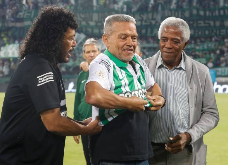 Hernán Luna (centro) se dedicará ahora a compartir más tiempo en familia. René Higuita y Francisco Maturana lideraron homenaje del club. FOTO manuel saldarriaga. 